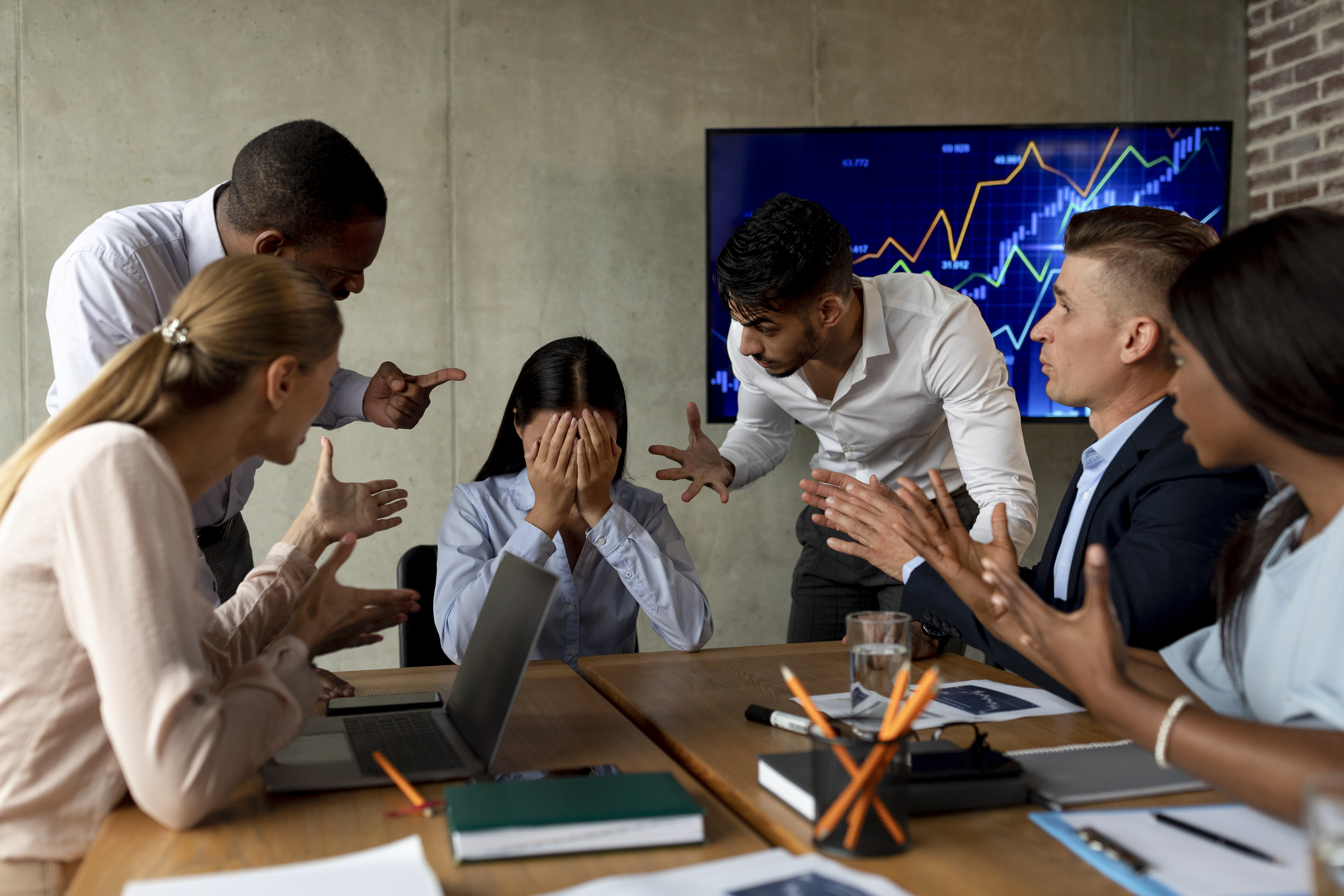 Twee collega's in gesprek op een werkplek